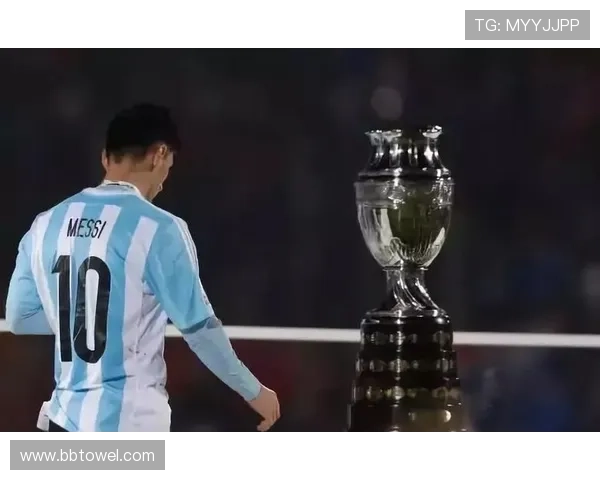 全球足球明星摆件图片欣赏与收藏指南让你领略球场传奇的魅力与风采